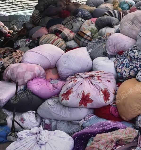 长期出售旧衣服黑料，下脚料，燃烧料，月供9.6米一车，货在浙江衢州