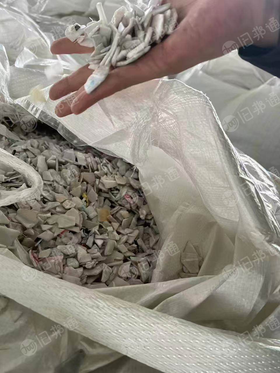 出售PP电瓶壳破碎料，冲击40个，清洗甩干，月供5/6百吨