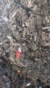 出售车壳粉碎下来的垃圾料，塑料含铁，现货40吨左右