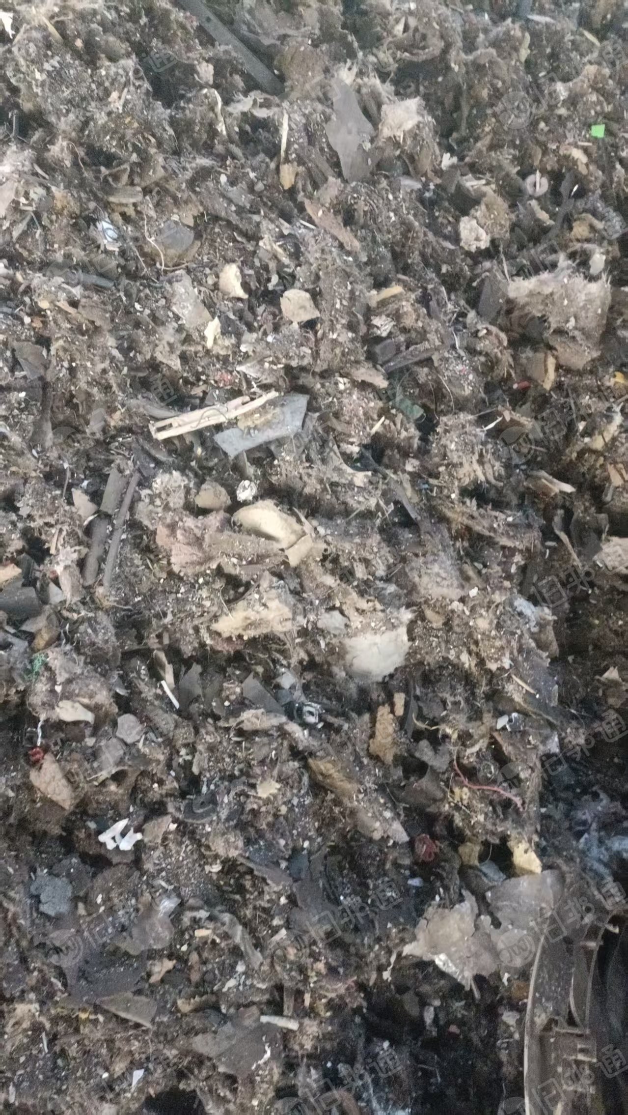 出售车壳粉碎下来的垃圾料，塑料含铁，现货40吨左右