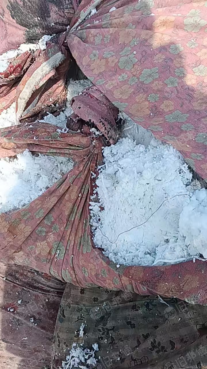 长期大量出售白色涤纶毛毛料，涤纶磨毛料，干的，现货有300吨，货在山东潍坊