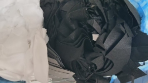 长期出售PP无纺布边角料，丙纶无纺布，有白色黑色灰色，月供七八吨，货在广东惠阳