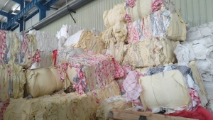 出售PE膜废料，一次性桌布，添加有百分之五十的钙粉