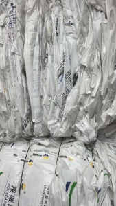 出售水洗乳白袋废料，现货几挂车