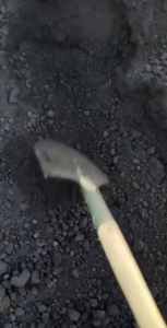 出售高炉灰，干样锌含17左右，热量1200氯不到1个，铁30多，月供几百吨