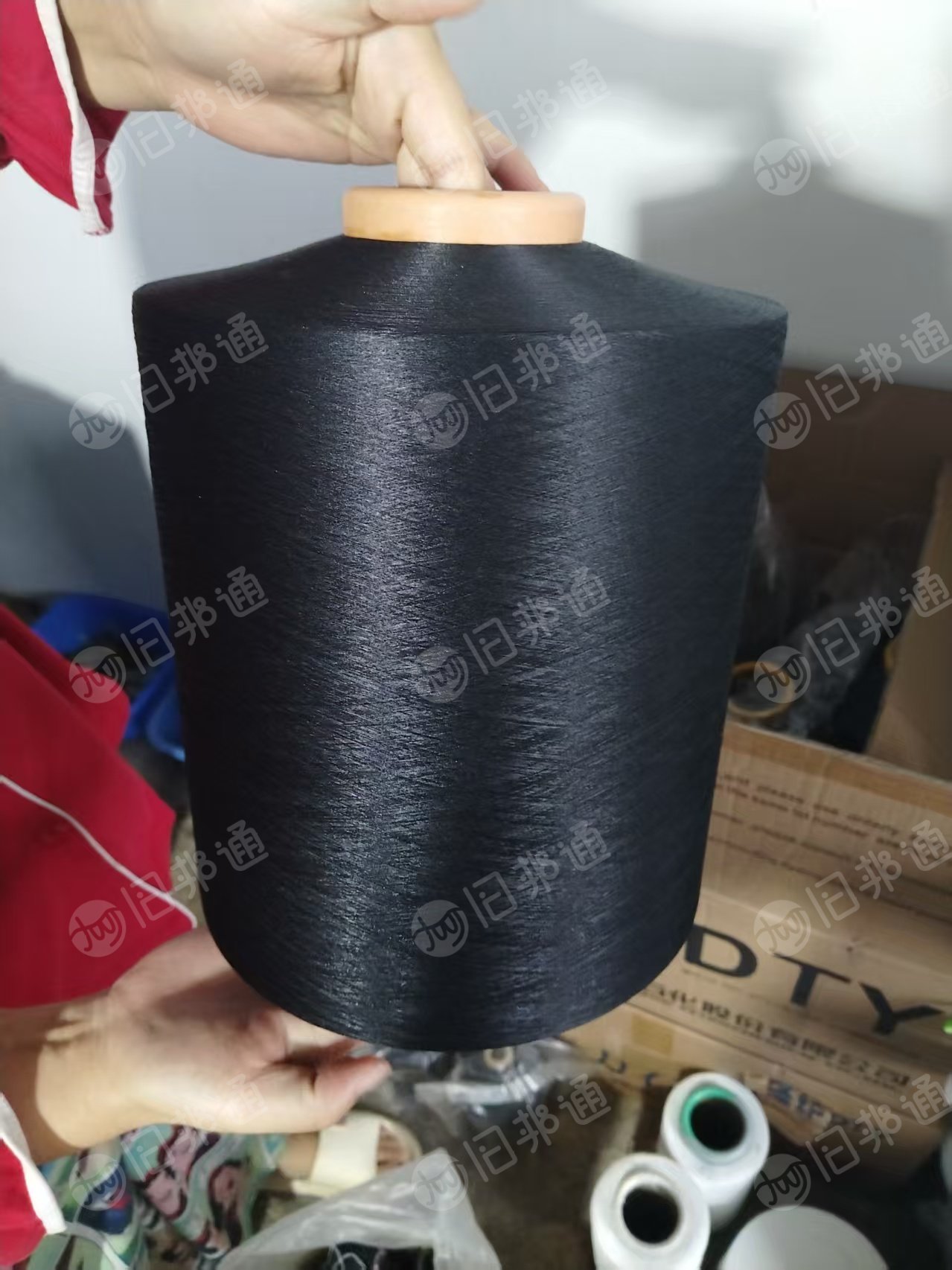 处理一批袜子厂用剩下来的袜子纱尾货，涤棉棉纱，库存棉纱，30棉70涤，白纱黑纱占比各一半