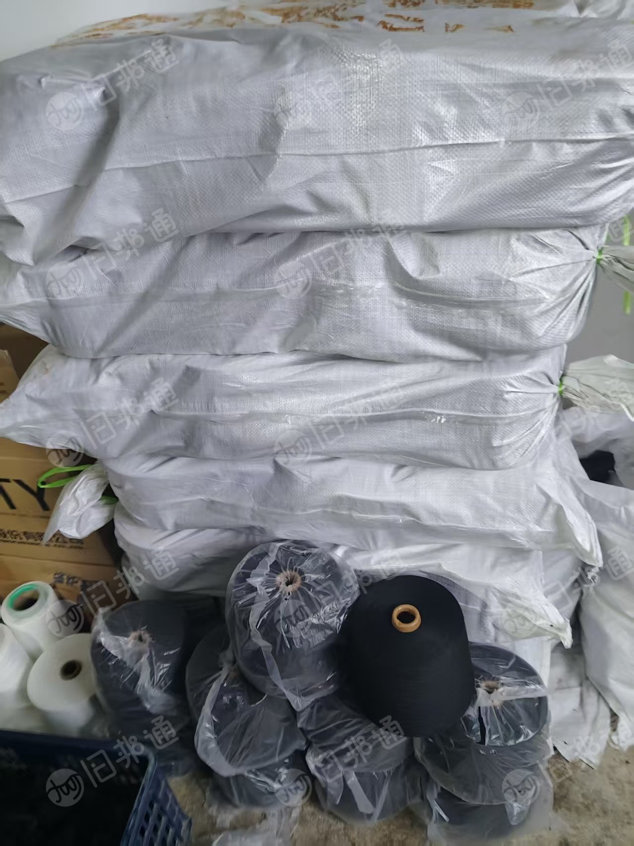 处理一批袜子厂用剩下来的袜子纱尾货，涤棉棉纱，库存棉纱，30棉70涤，白纱黑纱占比各一半