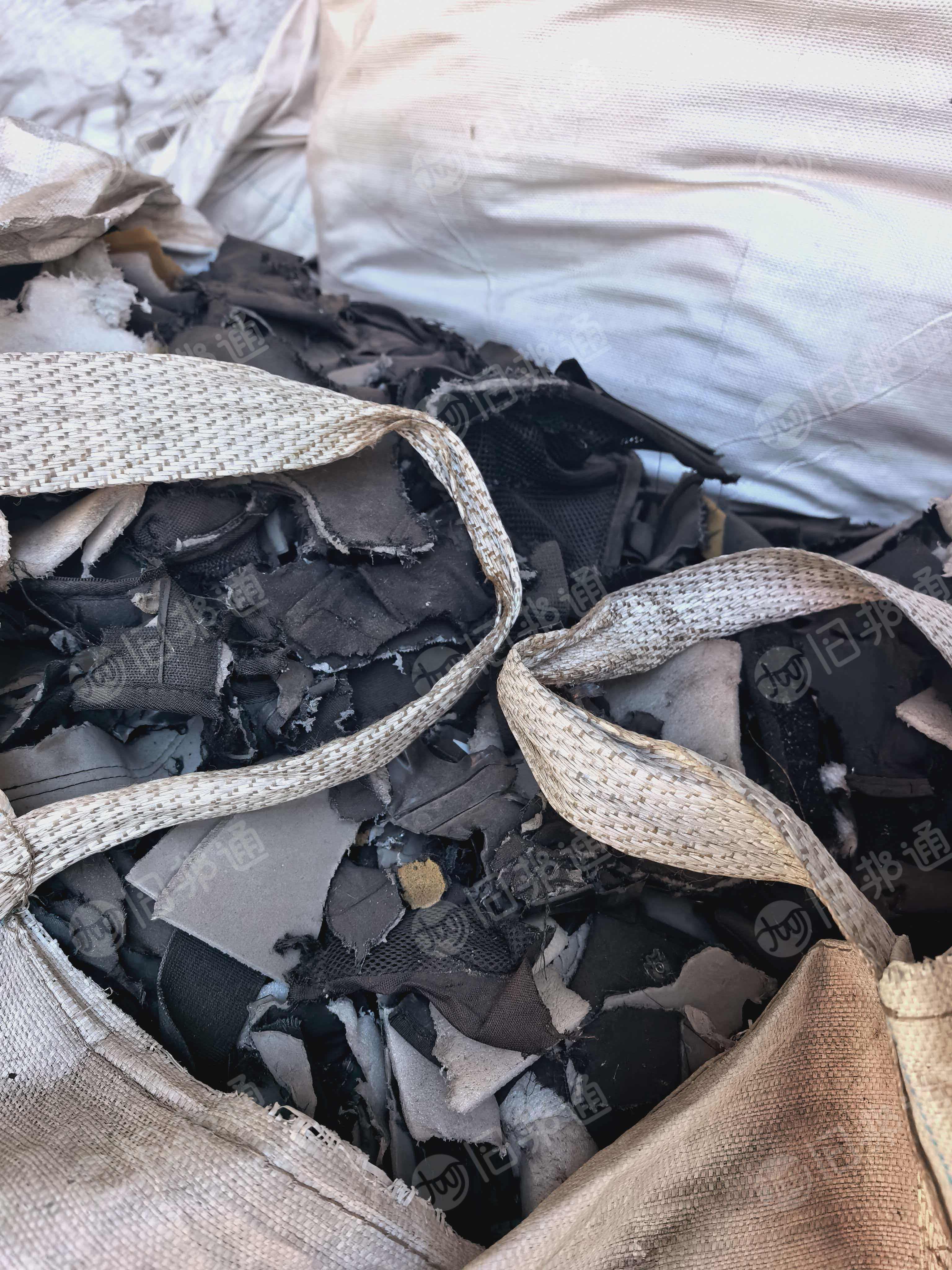 出售旧衣服黑料，下脚料，燃烧料，现货有17.5米一车，货在云南昆明