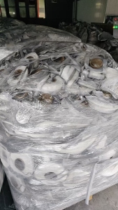 长期出售反光条厂下来的废布条，切边条，有化纤也有TC的，月供4车，现货有十几吨，货在浙江杭州