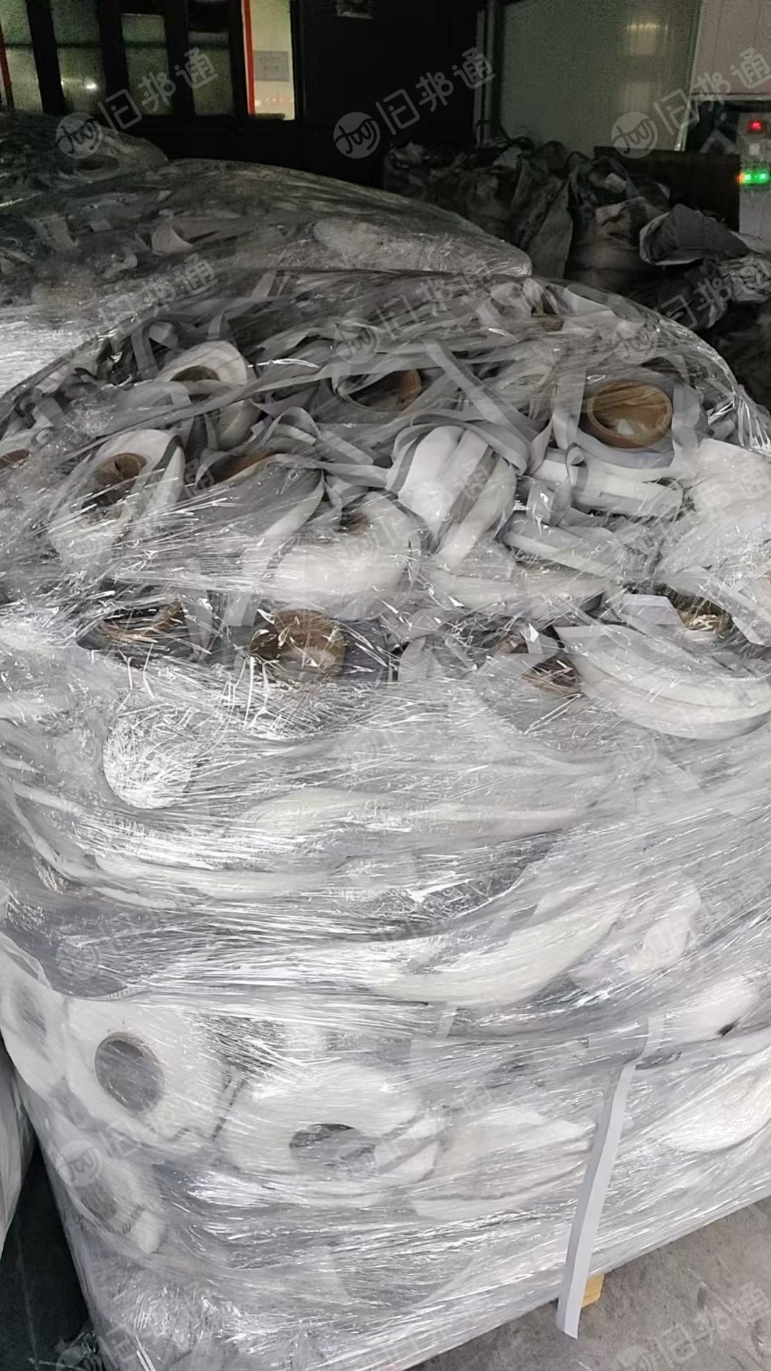 长期出售反光条厂下来的废布条，切边条，有化纤也有TC的，月供4车，现货有十几吨，货在浙江杭州