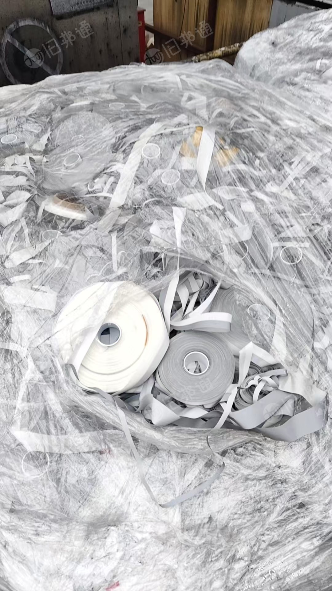 长期出售反光条厂下来的废布条，切边条，有化纤也有TC的，月供4车，现货有十几吨，货在浙江杭州