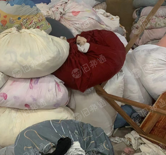长期出售旧衣服黑料，下脚料，燃烧料，现货有15吨，货在福建龙岩