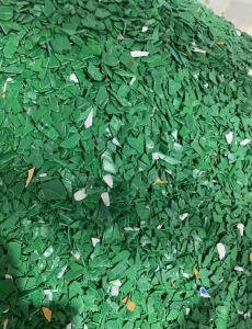 长期出售pe钢卷皮破碎料，绿色灰色蓝色等都有，月供300吨，过水池漂洗脱水