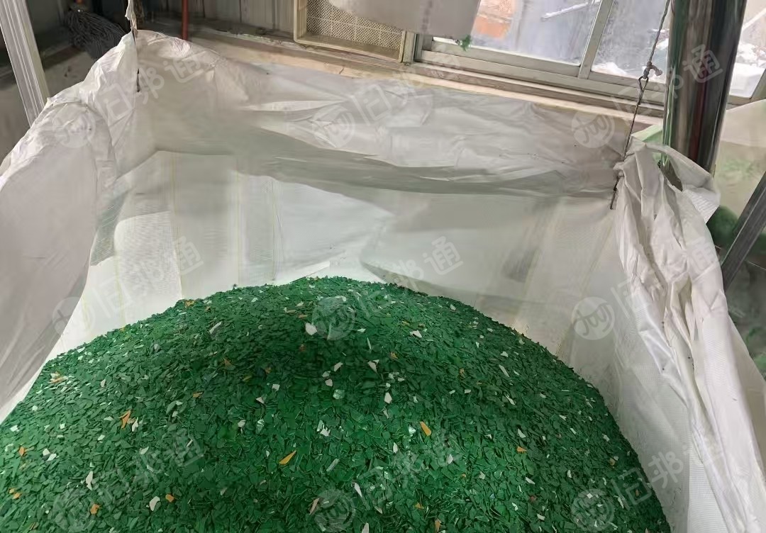 长期出售pe钢卷皮破碎料，绿色灰色蓝色等都有，月供300吨，过水池漂洗脱水