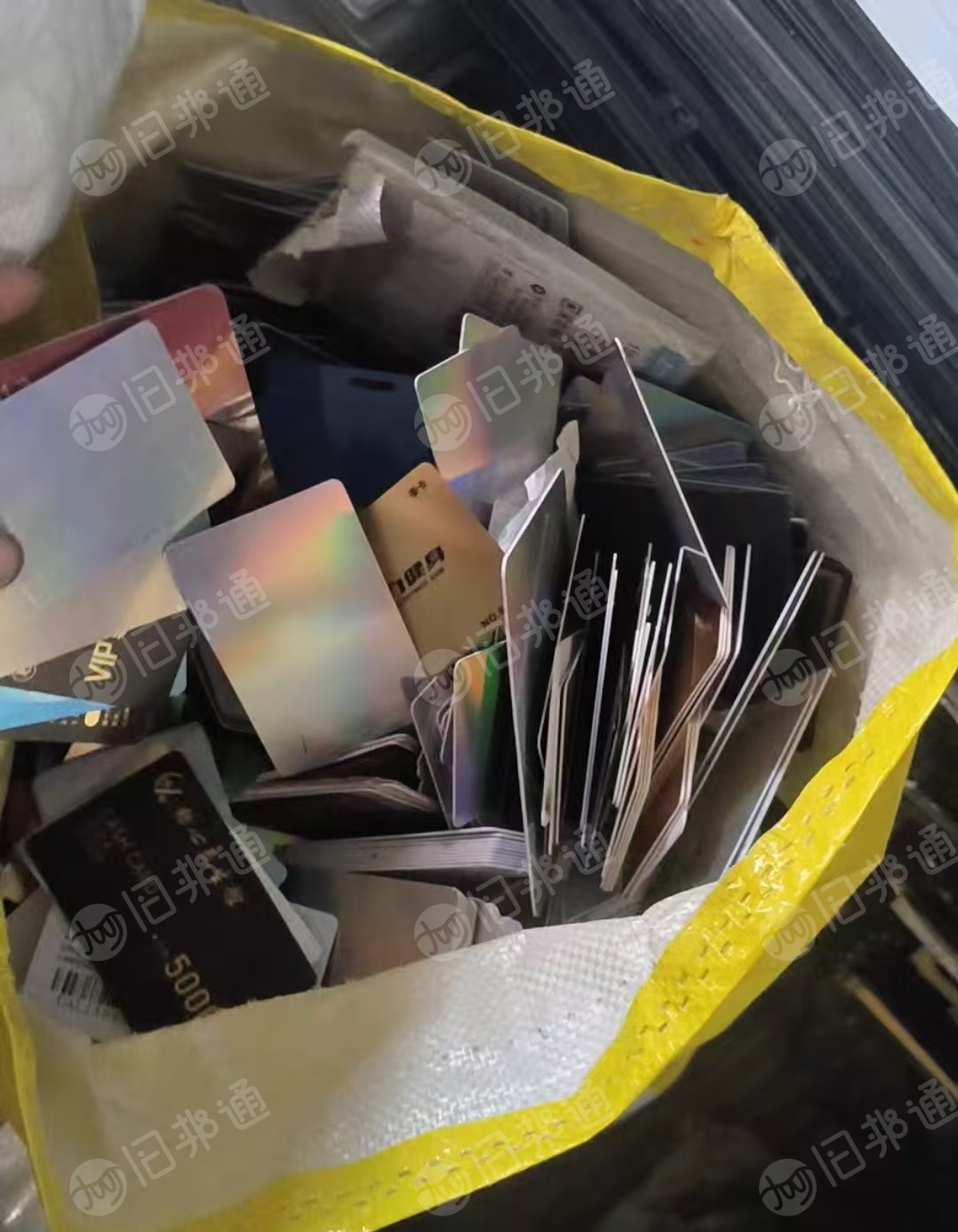 厂家出售pvc会员卡边角料，pvc卡框边角料，现货10多吨