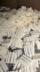 长期出售晶圆盒上拆出来的PBT树脂破碎料，日本的产品，不加纤维不阻燃的