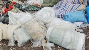 出售炼油的塑料膜，内含海绵渣渣，现货六七吨