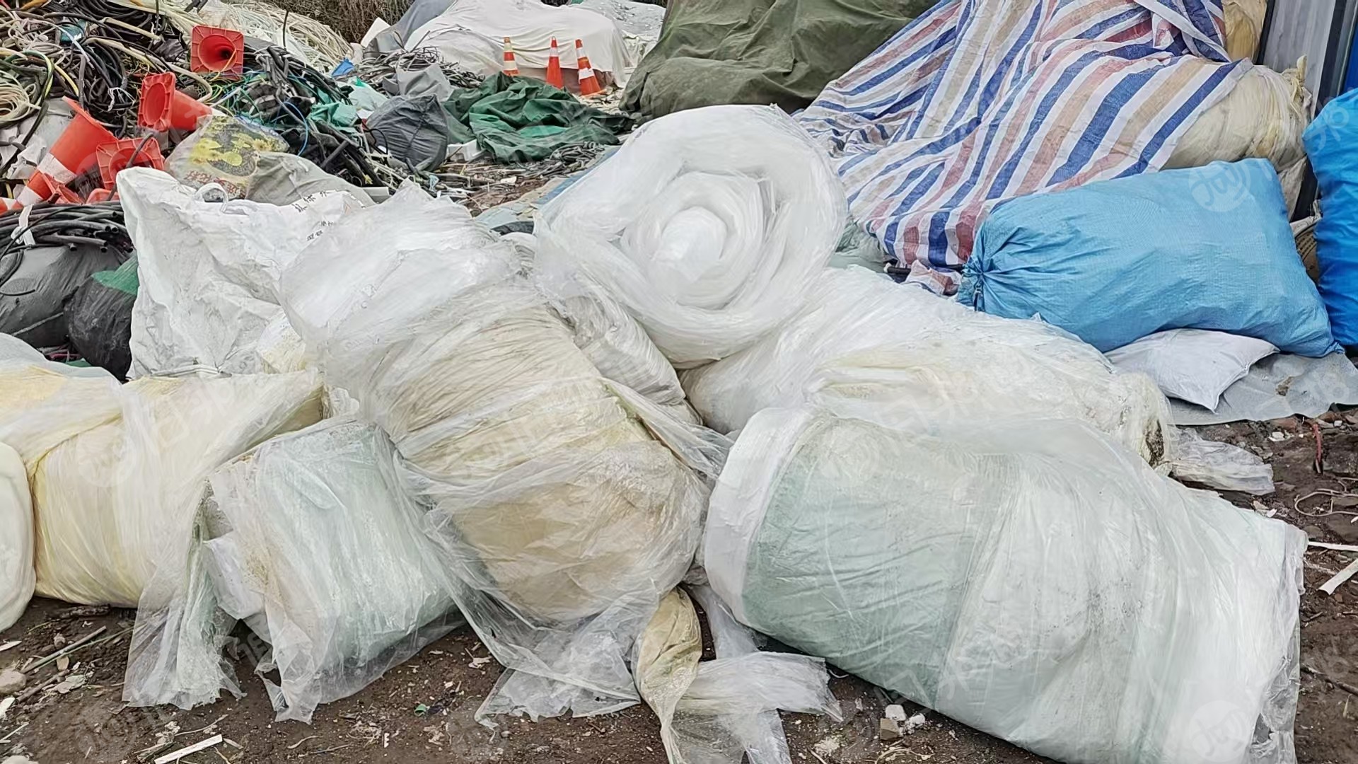 出售炼油的塑料膜，内含海绵渣渣，现货六七吨