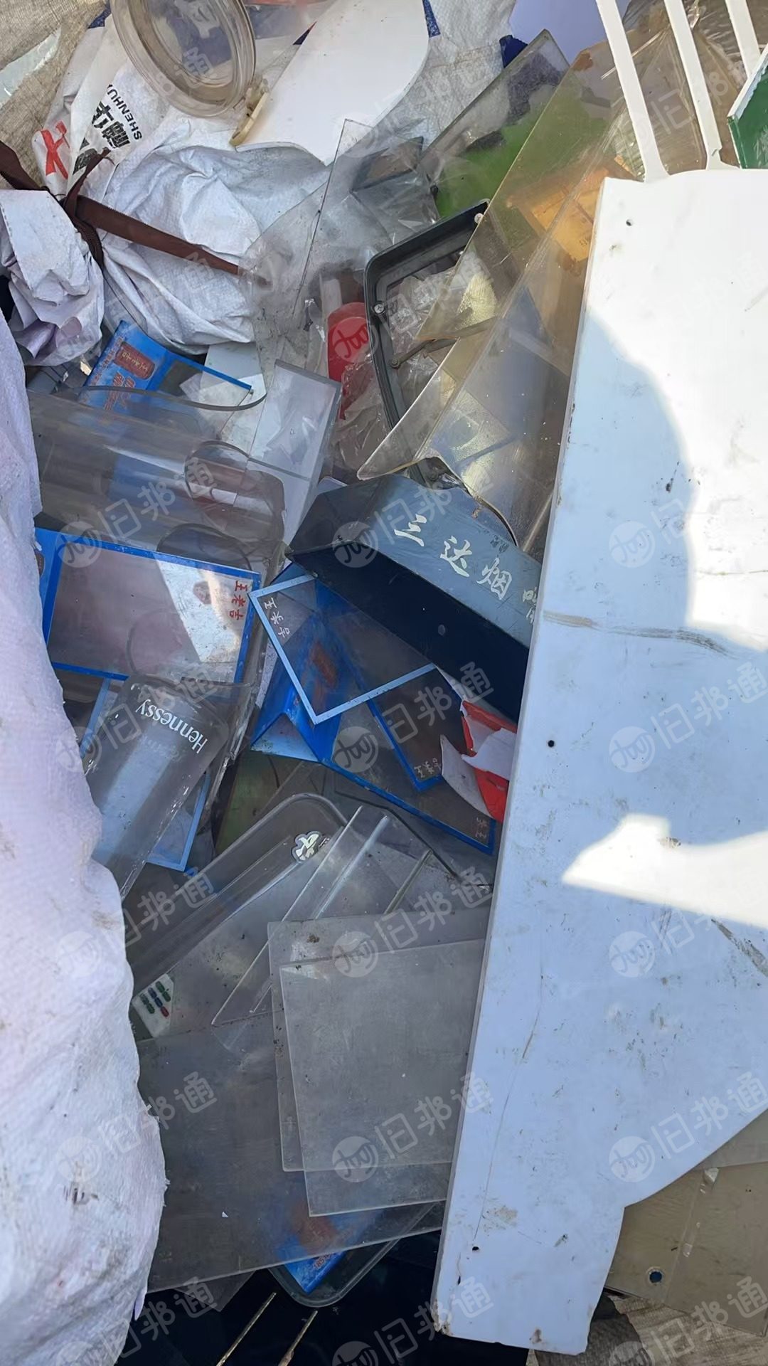 出售社会料分选出来的亚克力废料,现货七八吨,长期有货