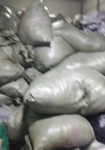 长期出售旧衣服黑料，下脚料，燃烧料，月供10吨，货在吉林辽源