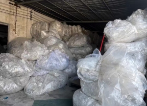 长期出售保鲜膜废料，纯高压塑料，现货40吨