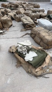 现货处理一批部队下来的帆布杯具手套等，统货出，现货90吨左右，货在山西运城