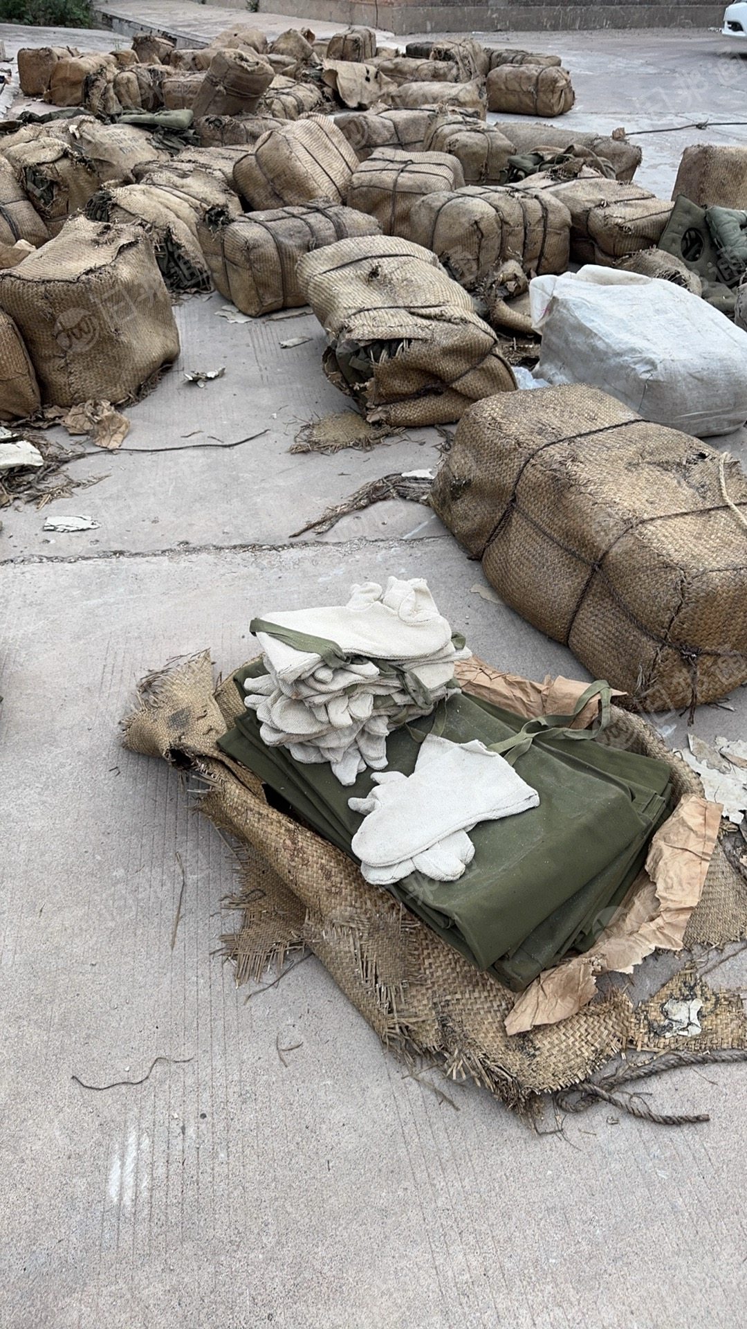 现货处理一批部队下来的帆布杯具手套等，统货出，现货90吨左右，货在山西运城