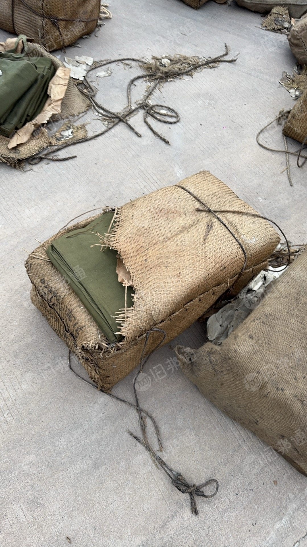 现货处理一批部队下来的帆布杯具手套等，统货出，现货90吨左右，货在山西运城