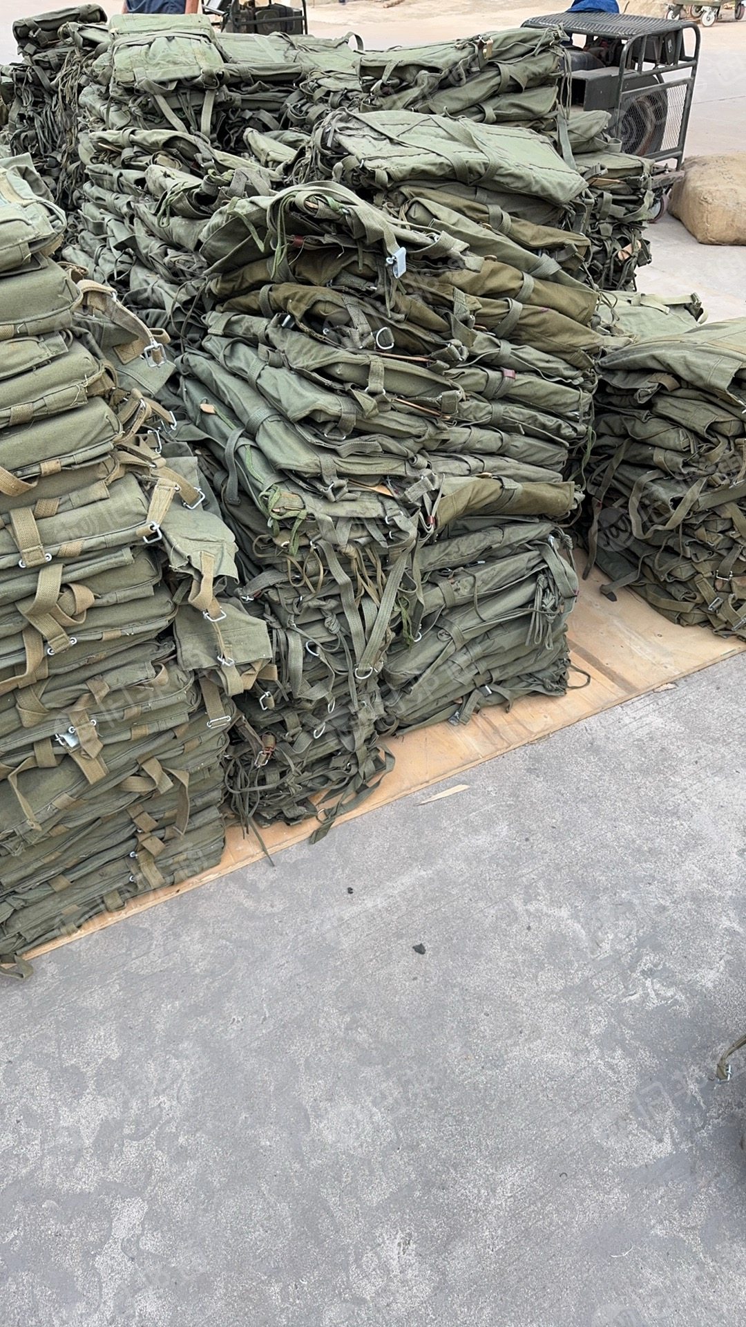 现货处理一批部队下来的帆布杯具手套等，统货出，现货90吨左右，货在山西运城