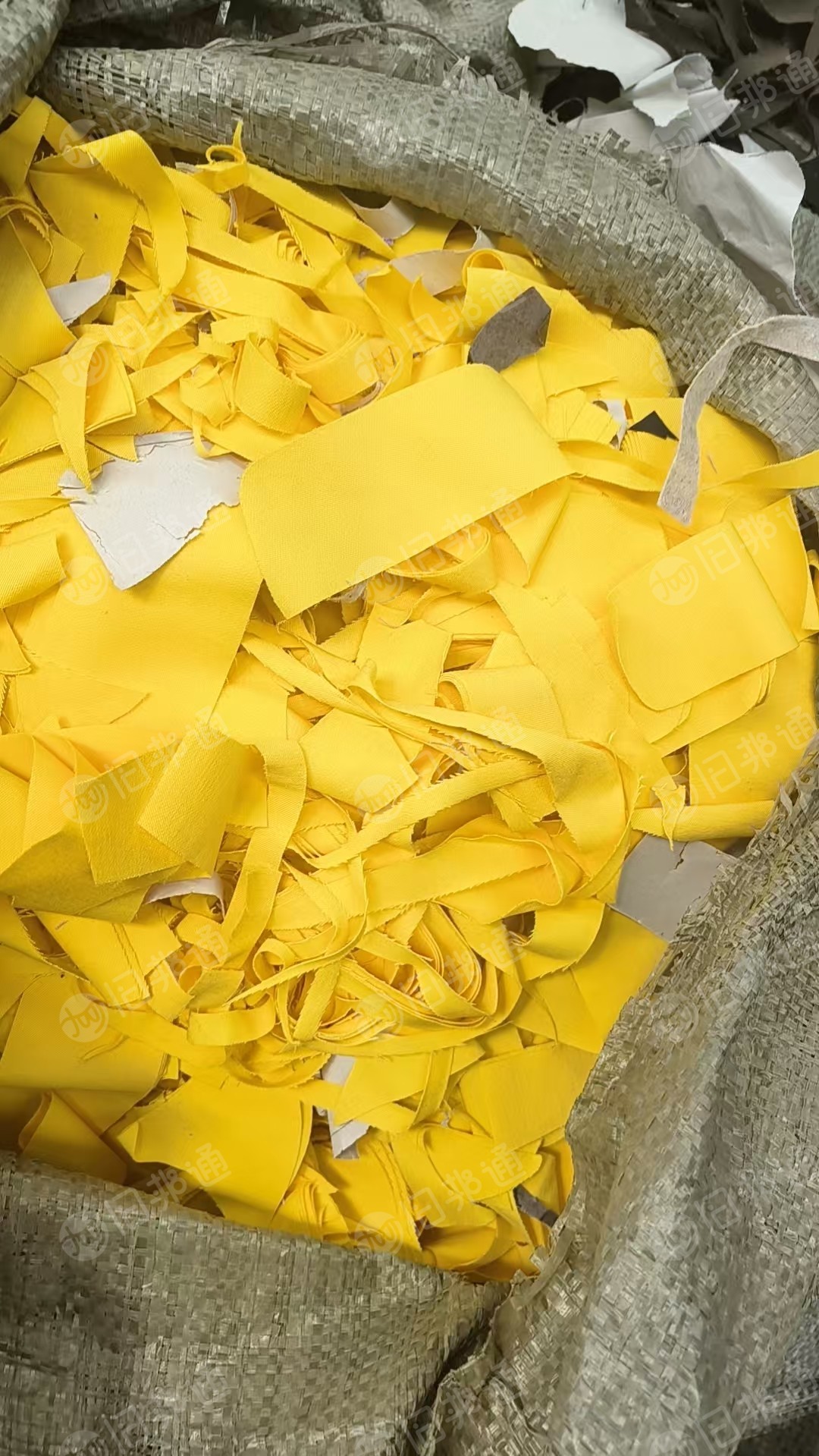 长期出售涤棉废布，服装厂下来的，涤纶50棉50，都是颜色料，现货80吨左右，货在河南周口