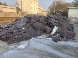 免费送旧土工布，土工布废料，燃烧料，黑料，月供七八吨