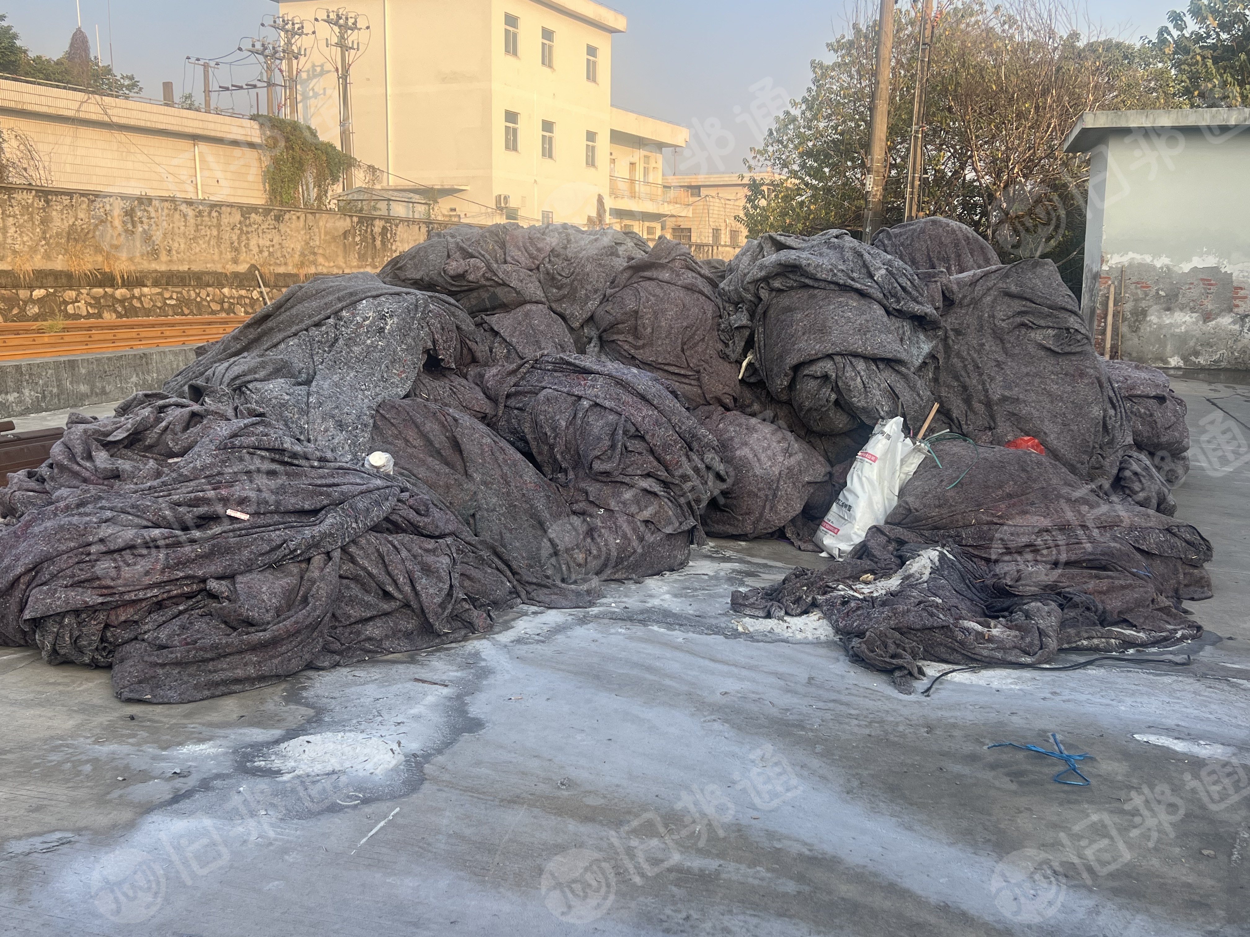 免费送旧土工布，土工布废料，燃烧料，黑料，月供七八吨