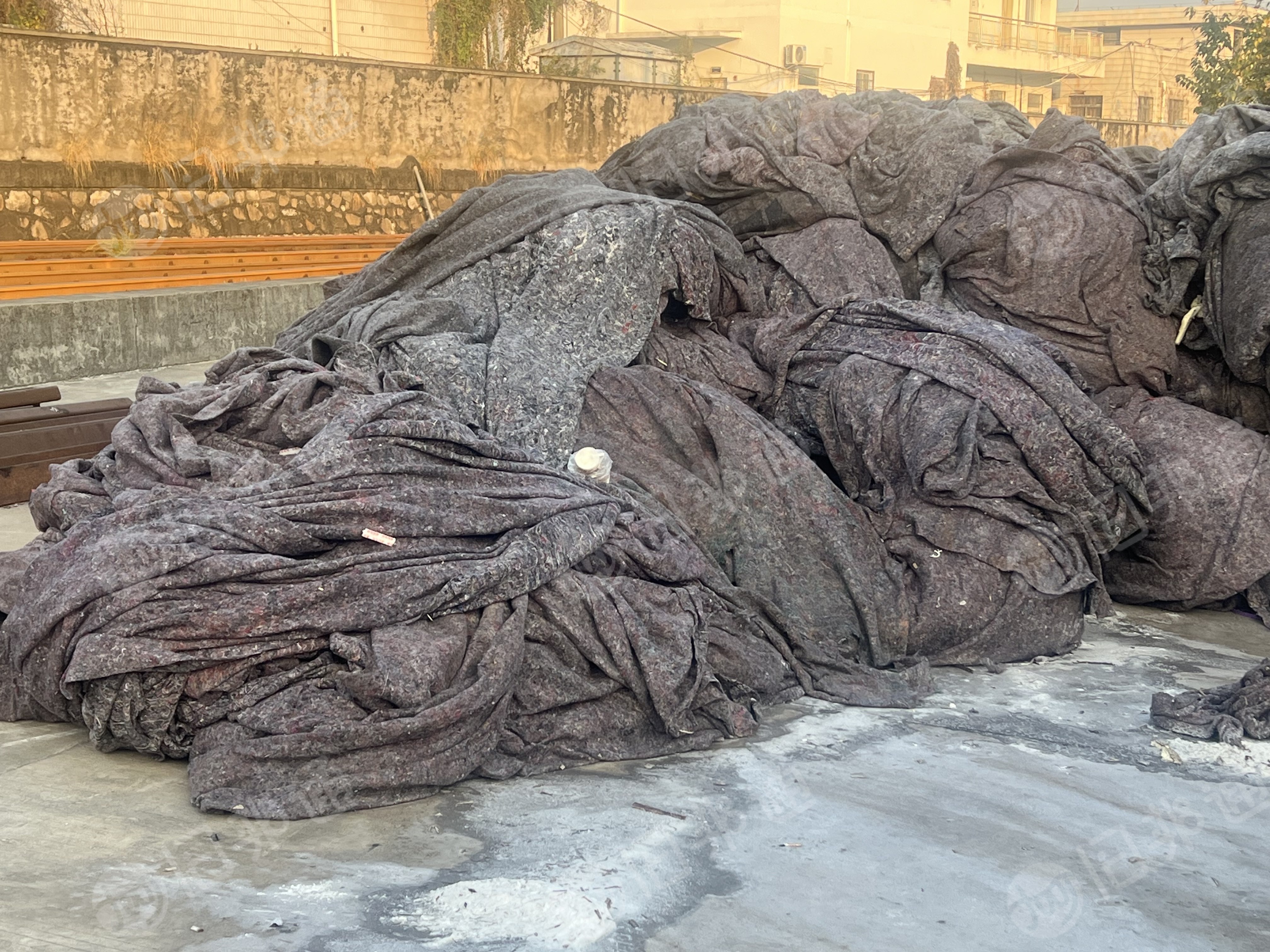 免费送旧土工布，土工布废料，燃烧料，黑料，月供七八吨