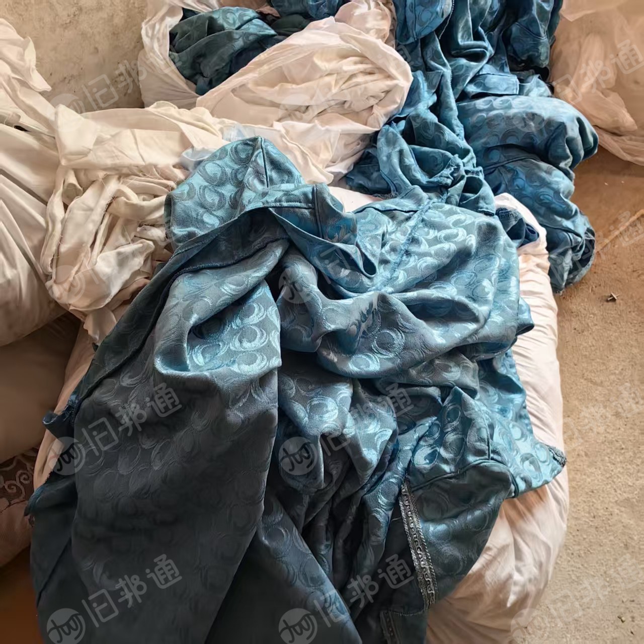 长期出售火车上下来的涤纶坐套，涤纶废布，现货130吨