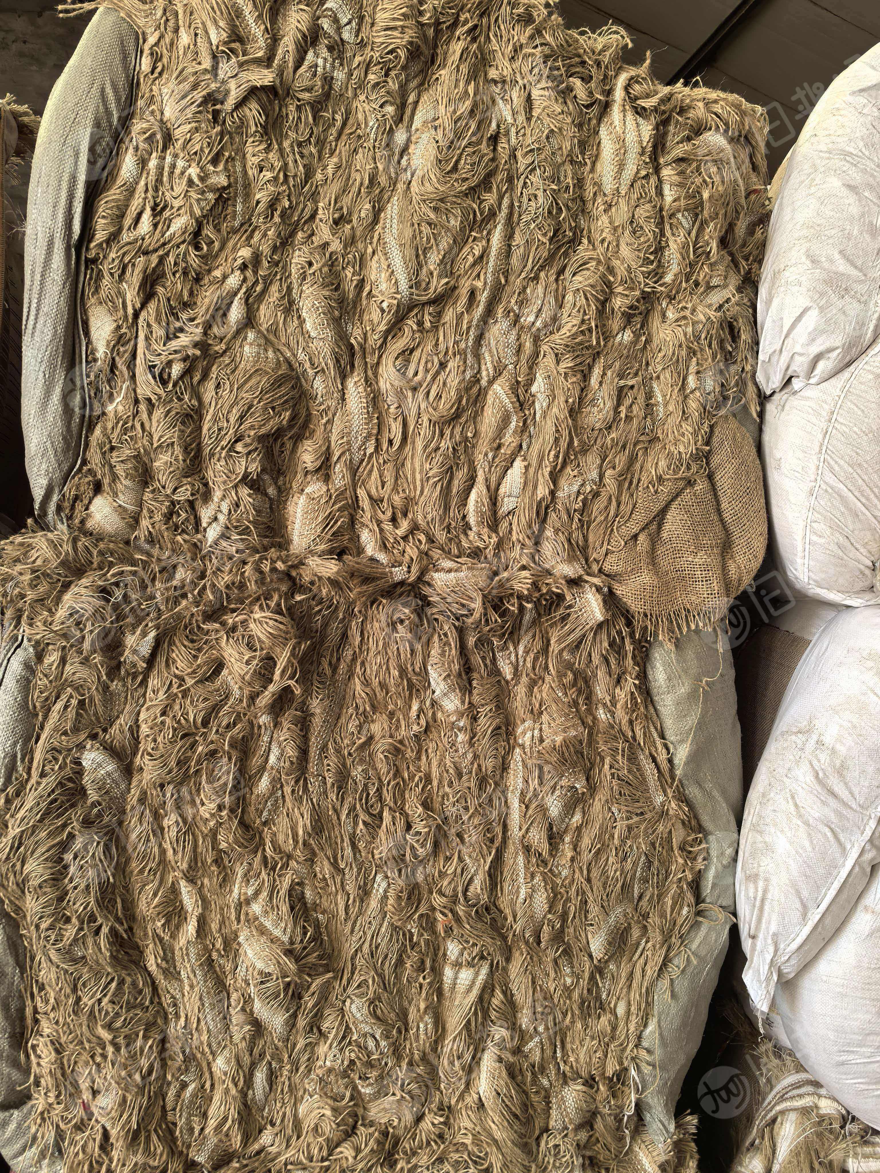 长期出售地毯边角料，棉麻材质，黄色的是麻材质，白色的是涤棉材质，月供十几吨，货在山东滨州