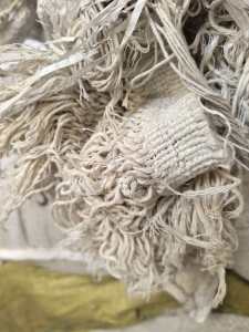 长期出售涤棉纱线，涤棉地毯边角料，含棉量80-90左右，月供20来吨，货在山东滨州