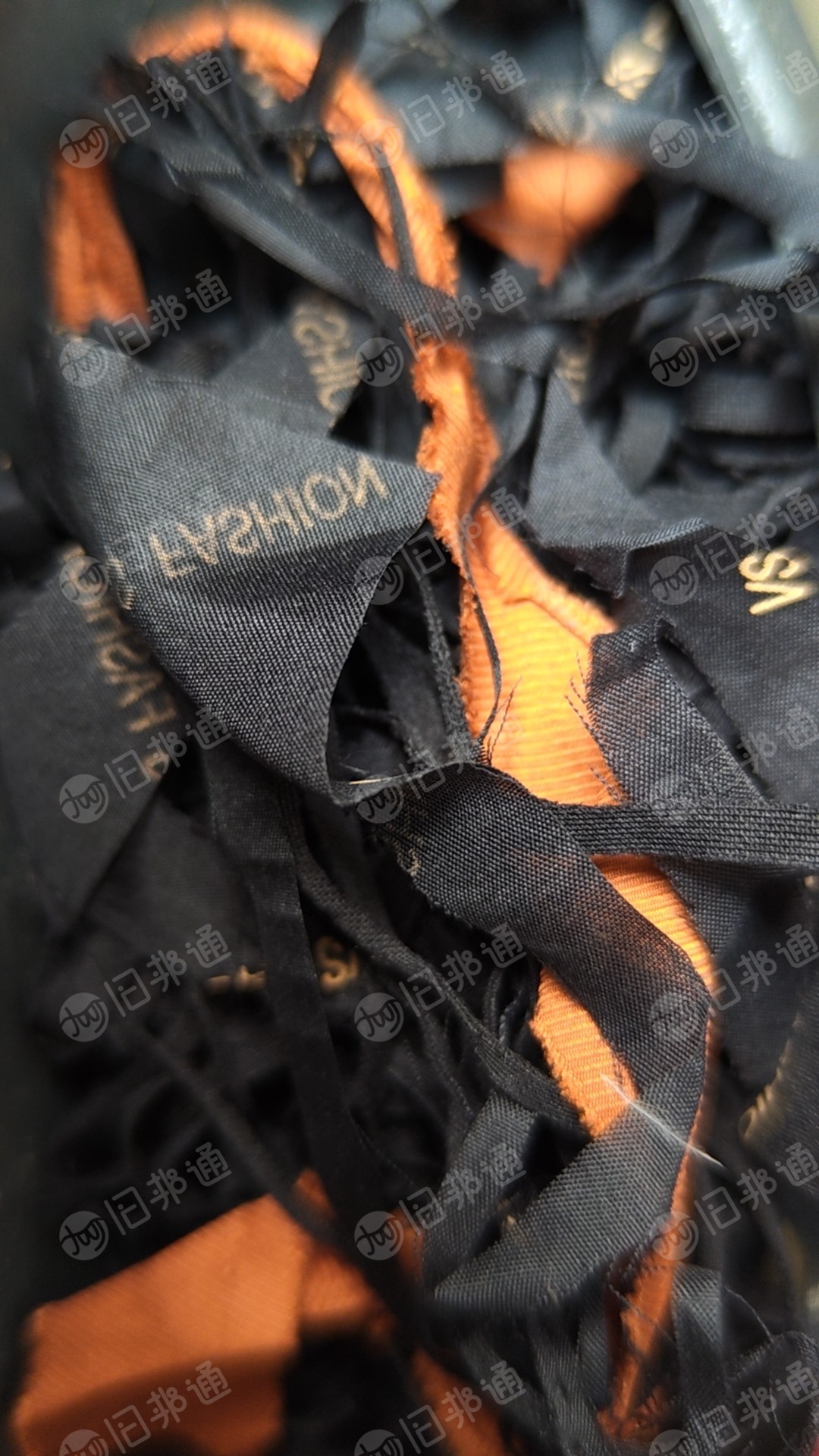 出售废布料，服装下脚料，西装边角料，布卷，毛绒玩具下脚料等，现货有4吨左右，货在河北邢台