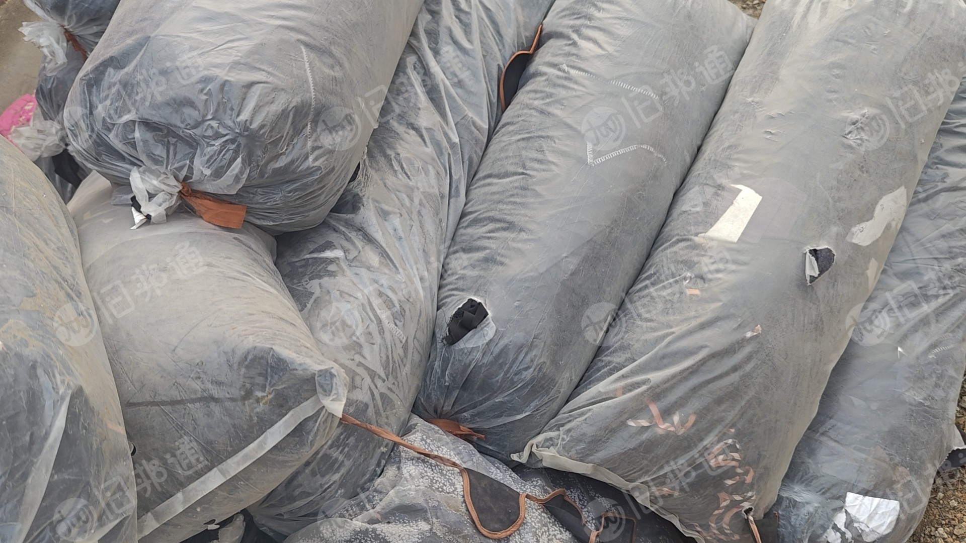 出售废布料，服装下脚料，西装边角料，布卷，毛绒玩具下脚料等，现货有4吨左右，货在河北邢台