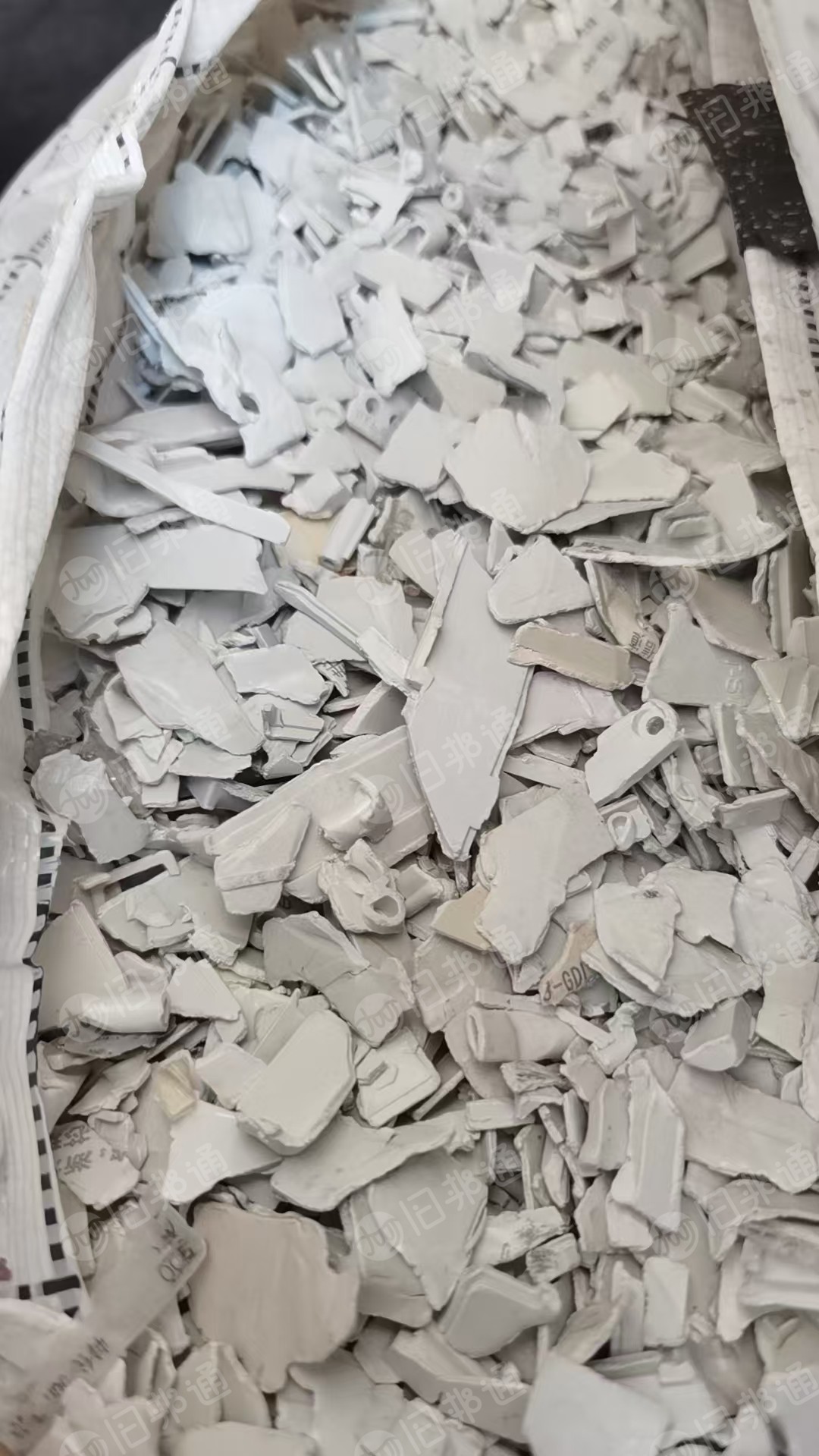 出售电车充电器壳粉碎料，灰白色阻燃abs破碎料，过完盐水的，现货20吨