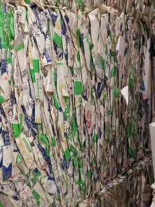 长期大量收购奶盒废料、纸塑铝复合废料