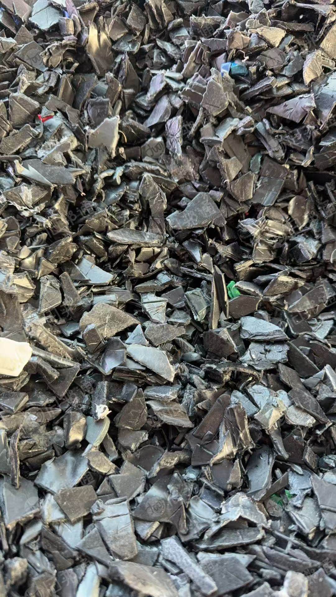 常年出售低压PE垃圾桶破碎料，现货够车