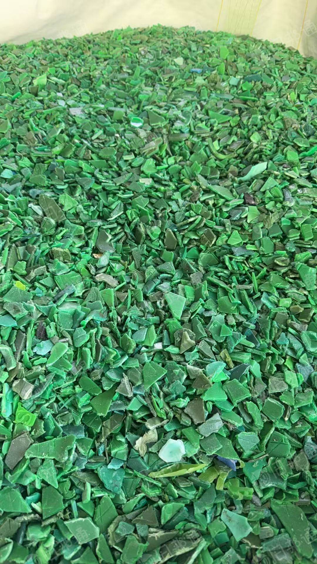 常年出售低压PE垃圾桶破碎料，现货够车