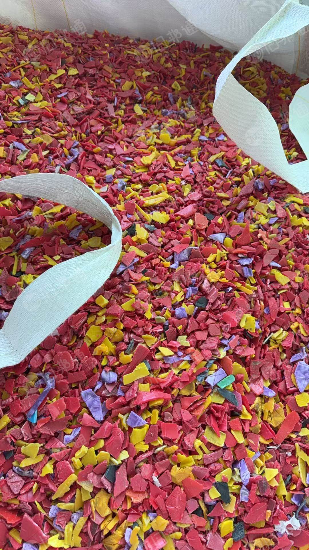 常年出售低压PE垃圾桶破碎料，现货够车