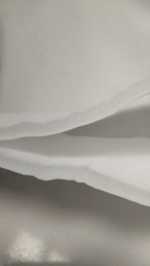 长期出售汽车内饰料，涤纶网格布，涤纶废布，基本白色会带一条蓝线，月供二三十吨，货在上海