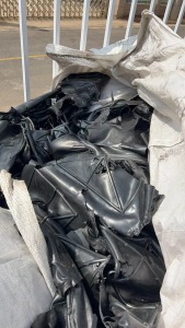 长期出售黑色橡胶鸡爪料