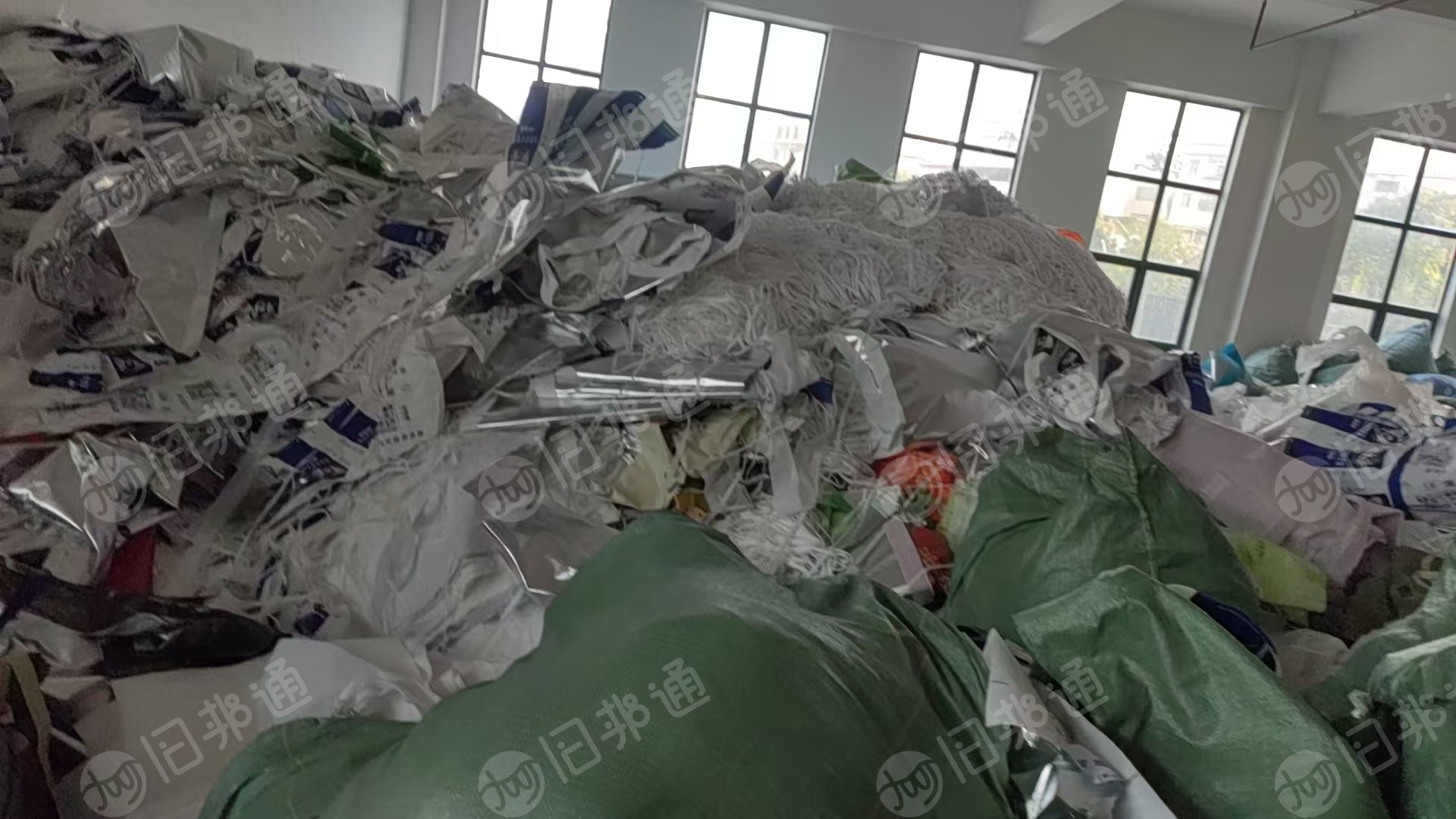 出售手提袋厂下来的PP复合opp无纺布废料，杂色的，印刷的也有，八九吨左右