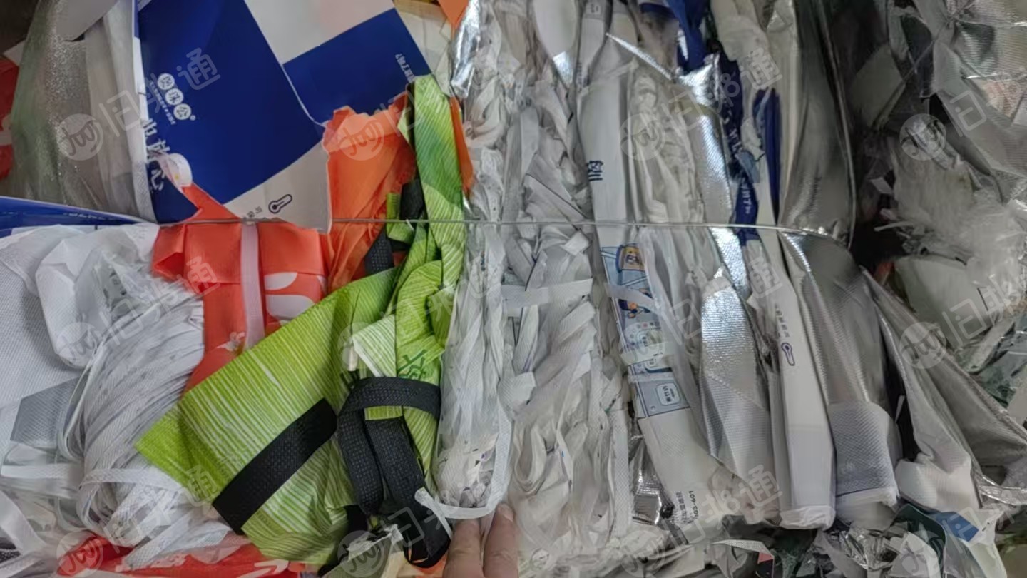 出售手提袋厂下来的PP复合opp无纺布废料，杂色的，印刷的也有，八九吨左右