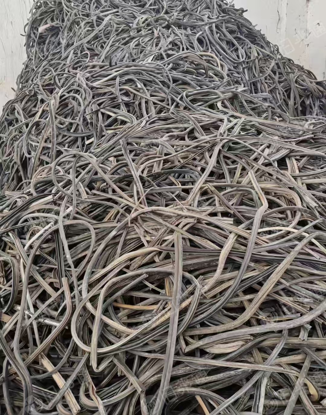 长期出售废旧汽车密封条废料，汽车门密封胶条