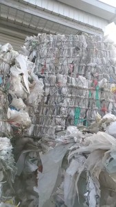 长期出售水洗pe杂膜废料，现货10多吨