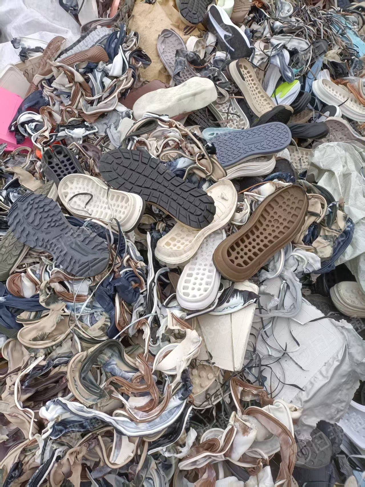 出售EVA鞋底废料，鸡爪料，现货100多吨